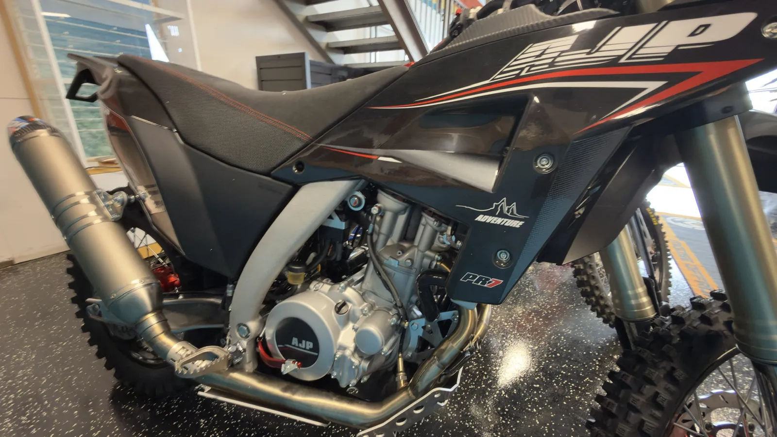 Black AJP PR7 at Salto Moto: AJP tank shrouds and the 600 single