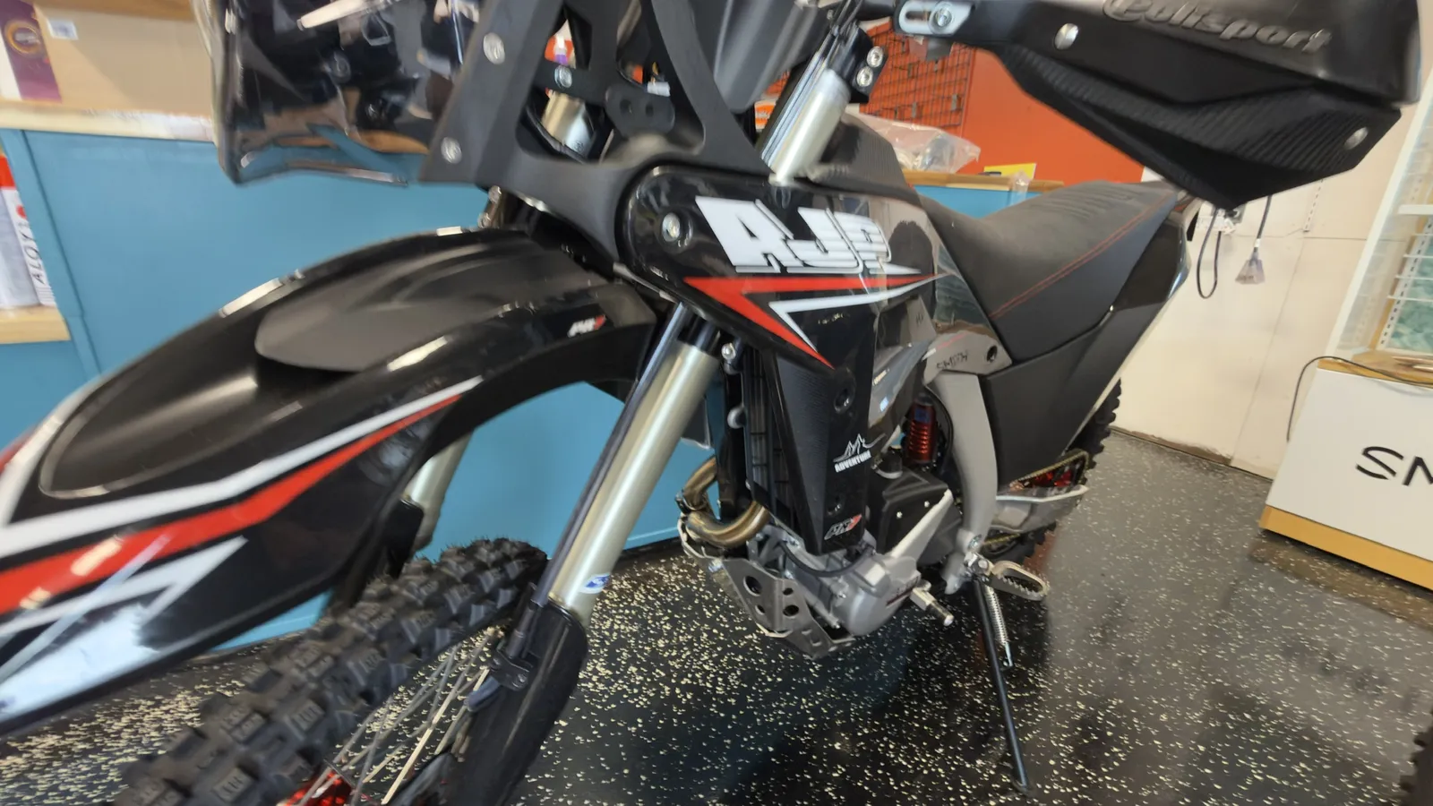 Black AJP PR7 at Salto Moto: Front end and Polisport guards